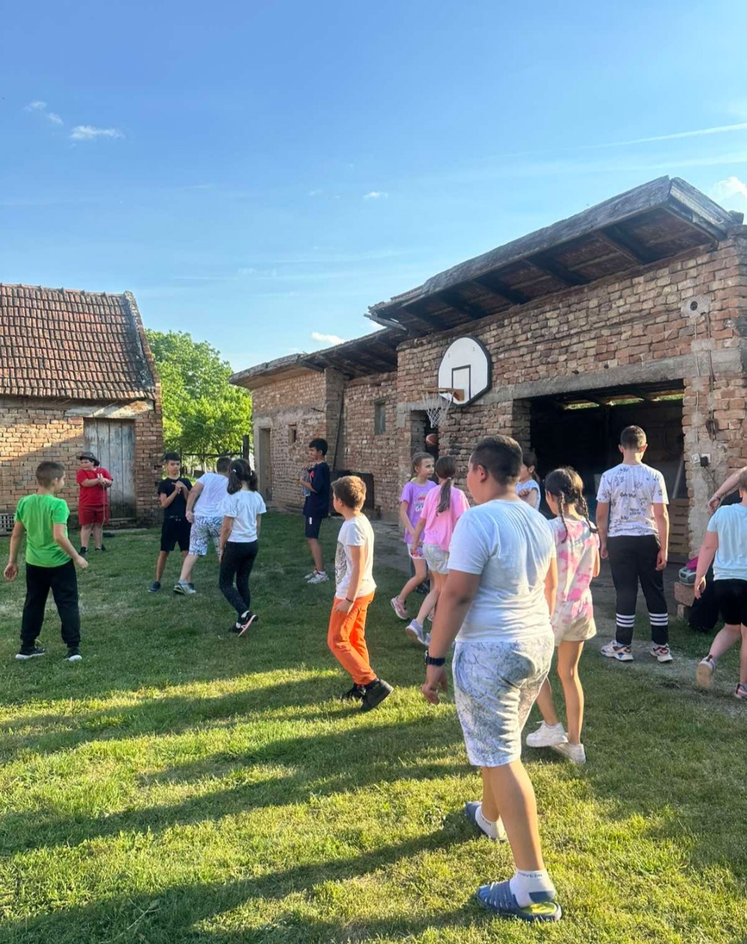 ДРУЖЕЊЕ ЧЕТВРТАКА И ЊИХОВИХ РОДИТЕЉА КОД УЧИТЕЉИЦЕ НА СЕЛУ (1)