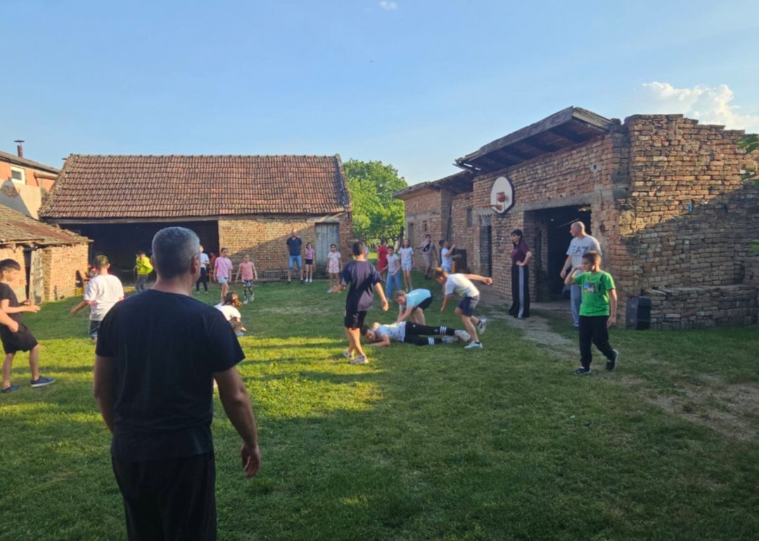ДРУЖЕЊЕ ЧЕТВРТАКА И ЊИХОВИХ РОДИТЕЉА КОД УЧИТЕЉИЦЕ НА СЕЛУ (5)
