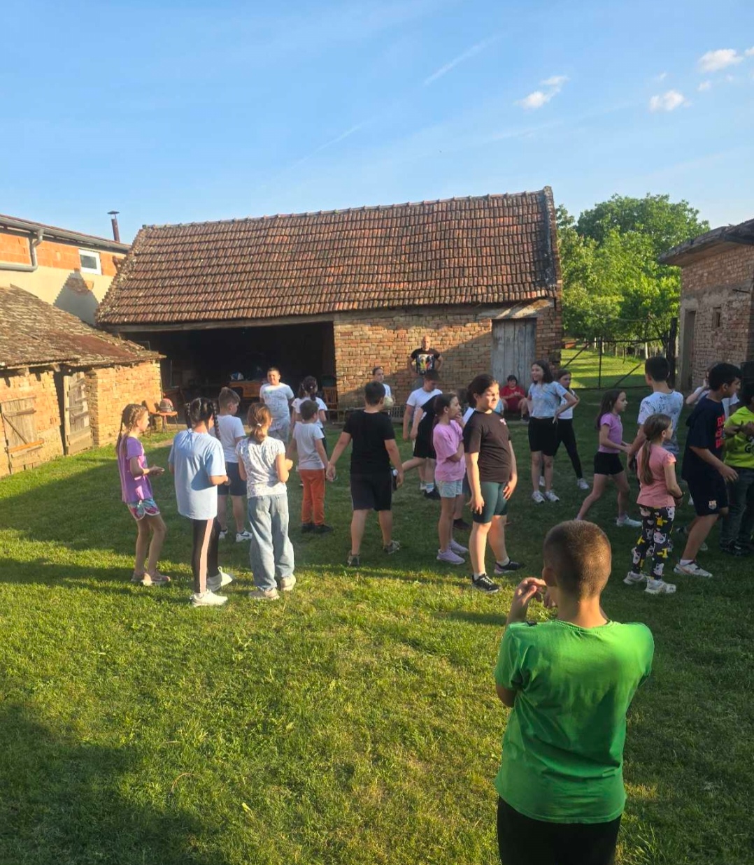 ДРУЖЕЊЕ ЧЕТВРТАКА И ЊИХОВИХ РОДИТЕЉА КОД УЧИТЕЉИЦЕ НА СЕЛУ (8)