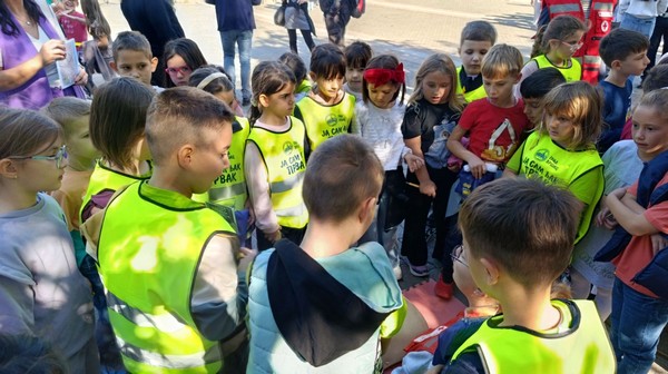 ПРВАЦИ У ДЕЧИЈОЈ НЕДЕЉИ НА КАРАВАНУ БЕЗБЕДНОСТИ САОБРАЋАЈА (12)