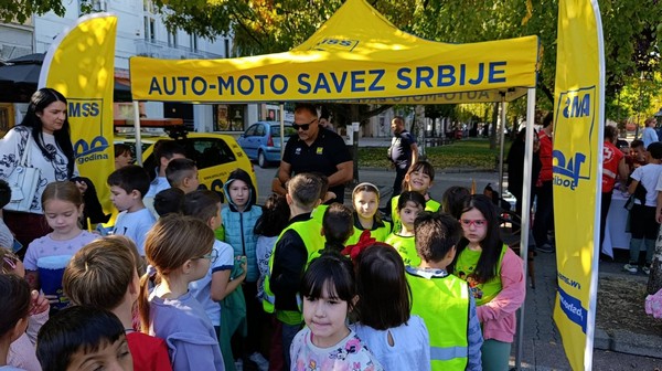ПРВАЦИ У ДЕЧИЈОЈ НЕДЕЉИ НА КАРАВАНУ БЕЗБЕДНОСТИ САОБРАЋАЈА (13)