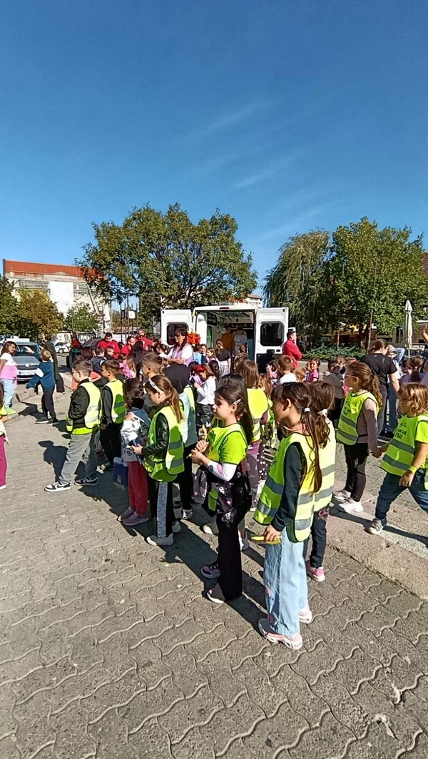ПРВАЦИ У ДЕЧИЈОЈ НЕДЕЉИ НА КАРАВАНУ БЕЗБЕДНОСТИ САОБРАЋАЈА (16)