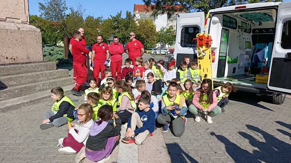 ПРВАЦИ У ДЕЧИЈОЈ НЕДЕЉИ НА КАРАВАНУ БЕЗБЕДНОСТИ САОБРАЋАЈА (17)