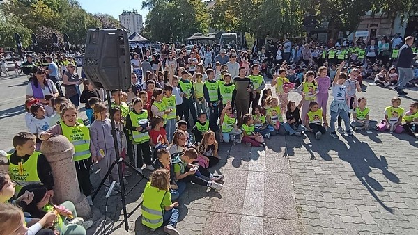 ПРВАЦИ У ДЕЧИЈОЈ НЕДЕЉИ НА КАРАВАНУ БЕЗБЕДНОСТИ САОБРАЋАЈА (20)