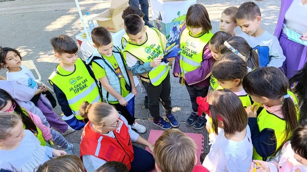 ПРВАЦИ У ДЕЧИЈОЈ НЕДЕЉИ НА КАРАВАНУ БЕЗБЕДНОСТИ САОБРАЋАЈА (24)