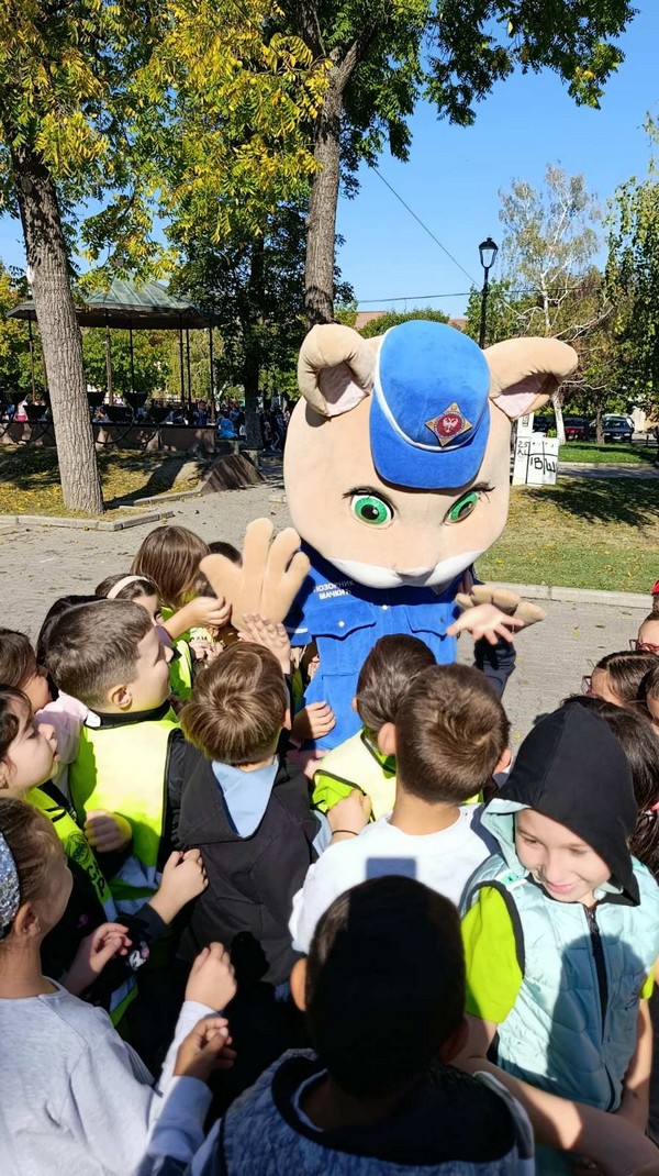 ПРВАЦИ У ДЕЧИЈОЈ НЕДЕЉИ НА КАРАВАНУ БЕЗБЕДНОСТИ САОБРАЋАЈА (30)