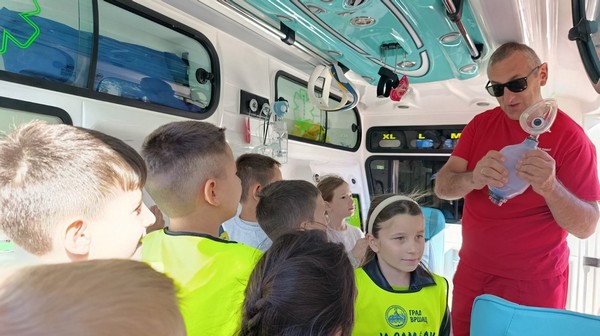 ПРВАЦИ У ДЕЧИЈОЈ НЕДЕЉИ НА КАРАВАНУ БЕЗБЕДНОСТИ САОБРАЋАЈА (32)