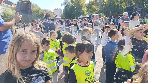 ПРВАЦИ У ДЕЧИЈОЈ НЕДЕЉИ НА КАРАВАНУ БЕЗБЕДНОСТИ САОБРАЋАЈА (5)
