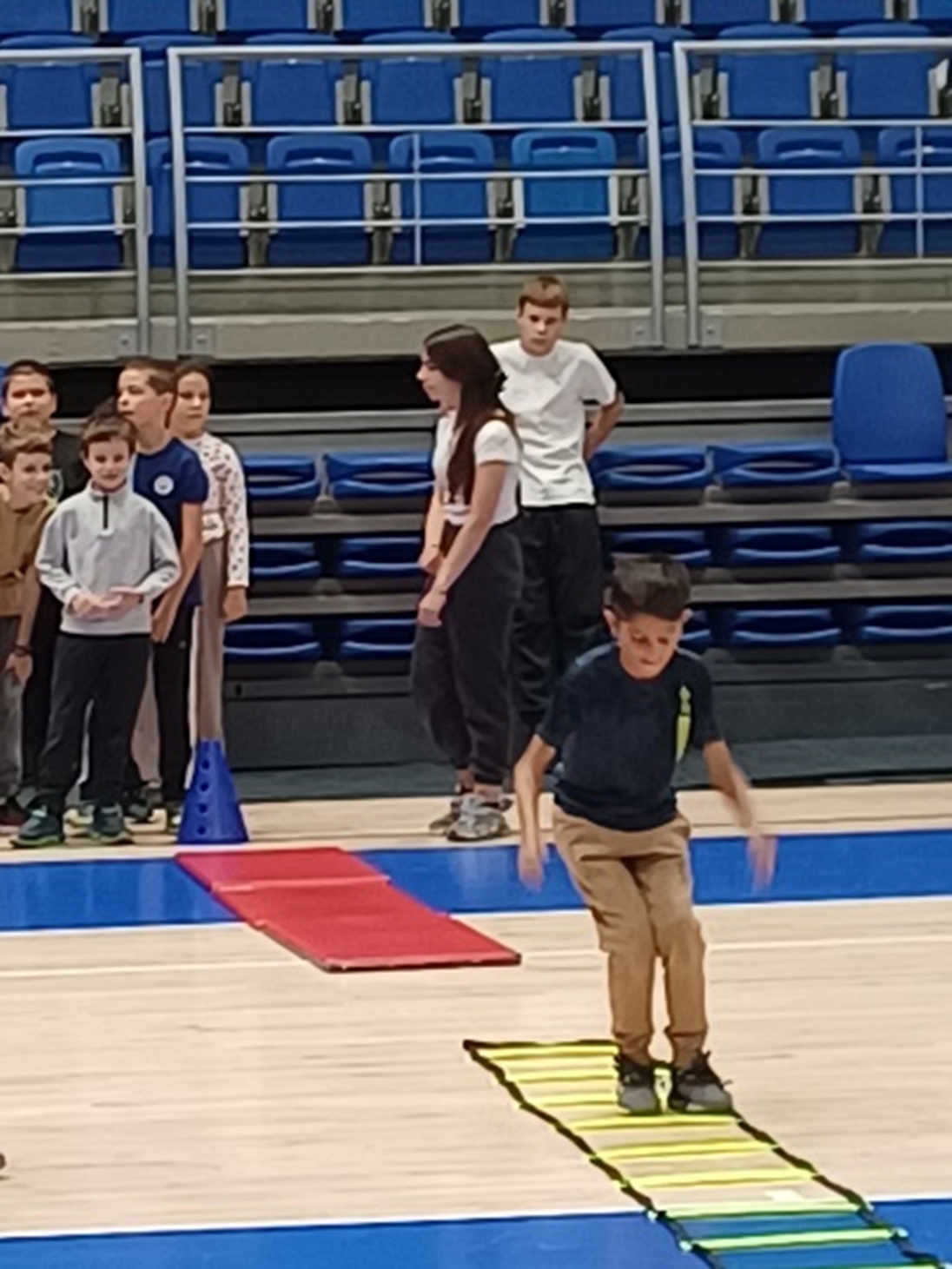 СПОРТСКО ДРУЖЕЊЕ И РАДИОНИЦЕ СА УЧЕНИЦИМА ГИМНАЗИЈЕ ВРШАЦ (4)
